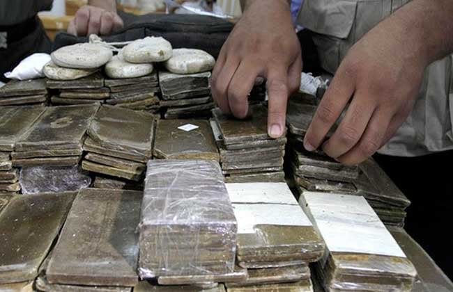 6 قضايا.. مداهمات أمنية متتالية ضد تجار المخدرات والسلاح بدمياط وأسوان
