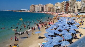 إقبال متزايد على شواطئ الإسكندرية في ثالث أيام عيد الأضحى