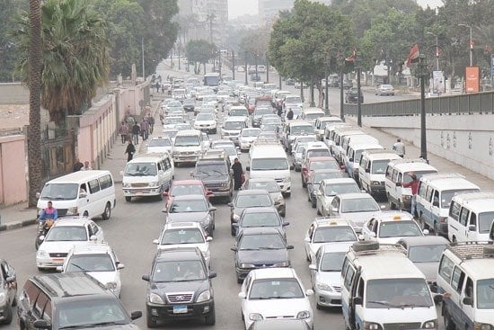 الحالة المرورية.. تكدس حركة السيارات على أغلب شوارع وميادين القاهرة والجيزة