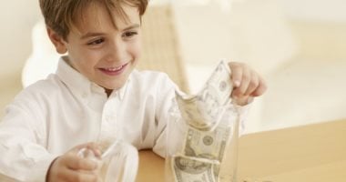 العيدية الرقمية: من النقود الورقية إلى التحويلات الذكية