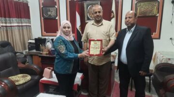 تكريم الفائزة بالمركز الأول في مسابقة الأخصائي المثالي بالوادي الجديد