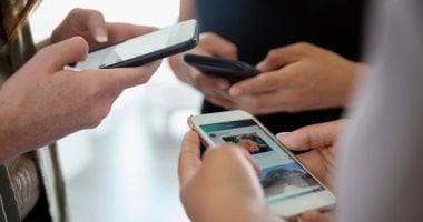 توقعات بتراجع شحنات الهواتف الذكية عالميًا في ظل تفاقم التوترات الجمركية