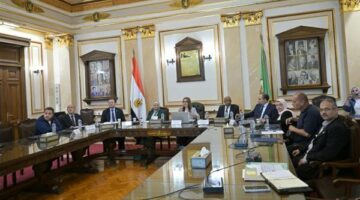 رئيس الجامعة القاهرة يشدد على ضرورة وضع خطة تنفيذية موحدة لتطبيق الهوية البصرية