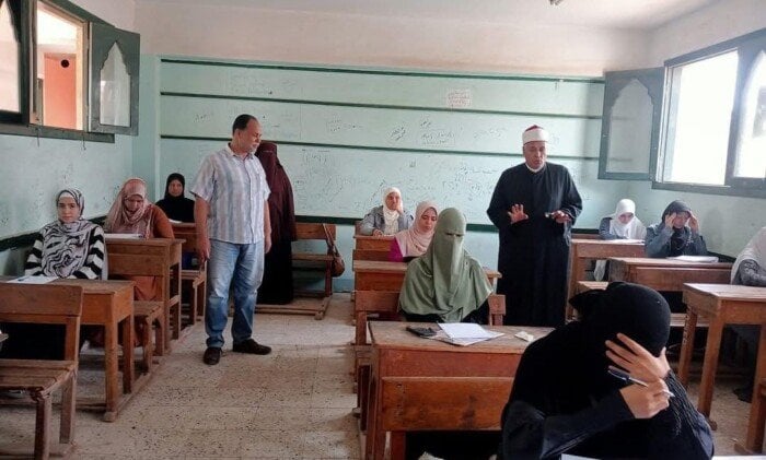 رئيس القليوبية الأزهرية يتفقد لجان امتحانات الثانوية الأزهرية بلجنة فتيات القناطر الخيرية