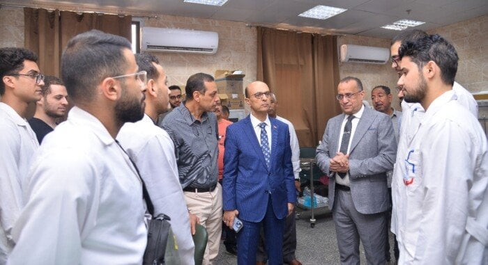 رئيس جامعة أسيوط يلتقي شباب الأطباء بمستشفى الإصابات ويوجّه بحزمة من الإجراءات لتحسين بيئة العمل