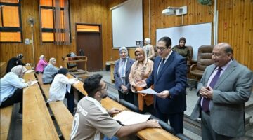 رئيس جامعة القاهرة يتفقد سير أعمال الامتحانات بكليات "الاقتصاد والآداب والإعلام"