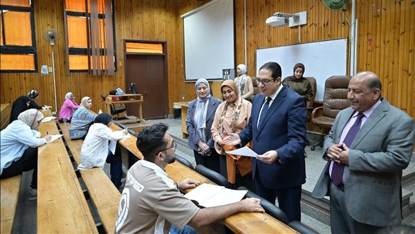 رئيس جامعة القاهرة يتفقد سير أعمال الامتحانات بكليات "الاقتصاد والآداب والإعلام"