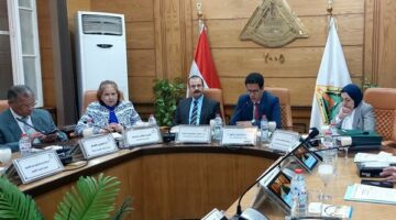 رئيس جامعة بنها يتفقد إدارات العمل ويُهنئ العاملين بمناسبة عيد الأضحى المبارك