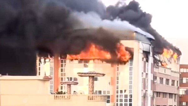 شاهد| حريق في مدرسة دولية بالإسكندرية.. الطابق الأخير اشتعل بالكامل