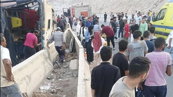فتاة تلقى حتفها وأخرى تنجو بأعجوبة في حادث ميكروباص بالفيوم