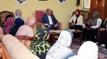 محافظ الإسماعيلية يشارك نزلاء قصر ضيافة كبار السن احتفالهم بالعيد