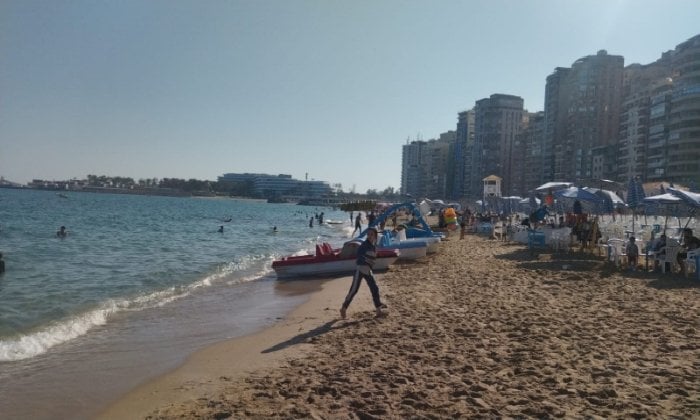 مصايف الإسكندرية: هدوء نسبي في ثاني أيام عيد الأضحى ورايات أمان متفاوتة