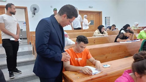 نائب رئيس جامعة بنها يتفقد امتحانات الكليات