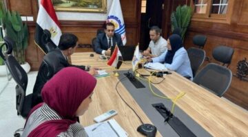 نائب محافظ قنا يبحث نموذج التوظيف منخفض التكلفة لتعزيز فرص العمل بالمحافظة