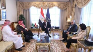 وزير الاتصالات يبحث مع سفير السعودية لدى مصر فتح آفاق جديدة للتعاون