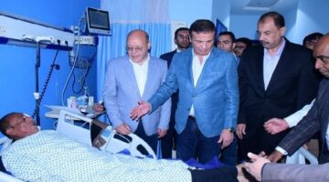 وزير الزراعة ومحافظ سوهاج يزوران المهندس المعتدى عليه بمستشفى الجامعة