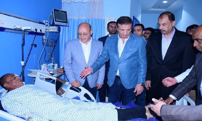 وزير الزراعة ومحافظ سوهاج يزوران المهندس المعتدى عليه بمستشفى الجامعة