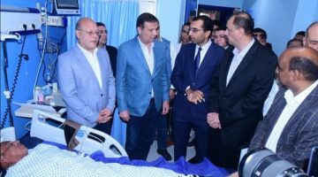 وزير الزراعة يطمئن على مسئول حماية الأراضي بالإدارة الزراعية عقب تعرضه للإصابة