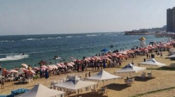 وسط أجواء مبهجة.. شواطئ الإسكندرية تستقبل زوارها في رابع أيام عيد الأضحى المبارك