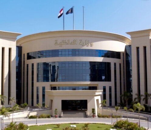 الداخلية تكشف حقيقة فيديو متداول لضابط شرطة يجمع أموالا من المواطنين