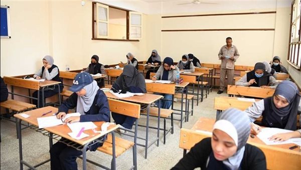 طلاب الثانوية العامة يؤدون امتحان الرياضيات البحتة الأحد المقبل