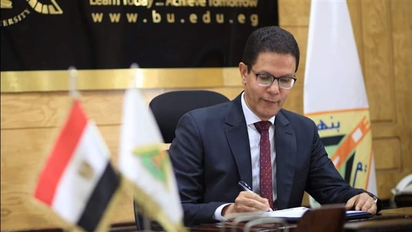 رئيس جامعة بنها يسلم شهادات التدريب لطلاب أول مدرسة صيفية للقطاع الطبى