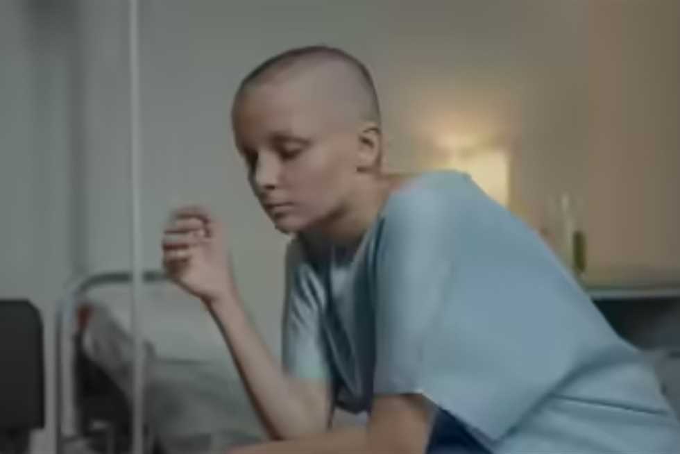 متى ينمو الشعر مرة أخرى بعد العلاج الكيميائي وكيف يكون شكله؟