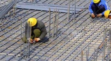 لماذا تم تثبيت أسعار الحديد رغم تراجع الدولار؟.. رئيس شعبة مواد البناء يُجيب