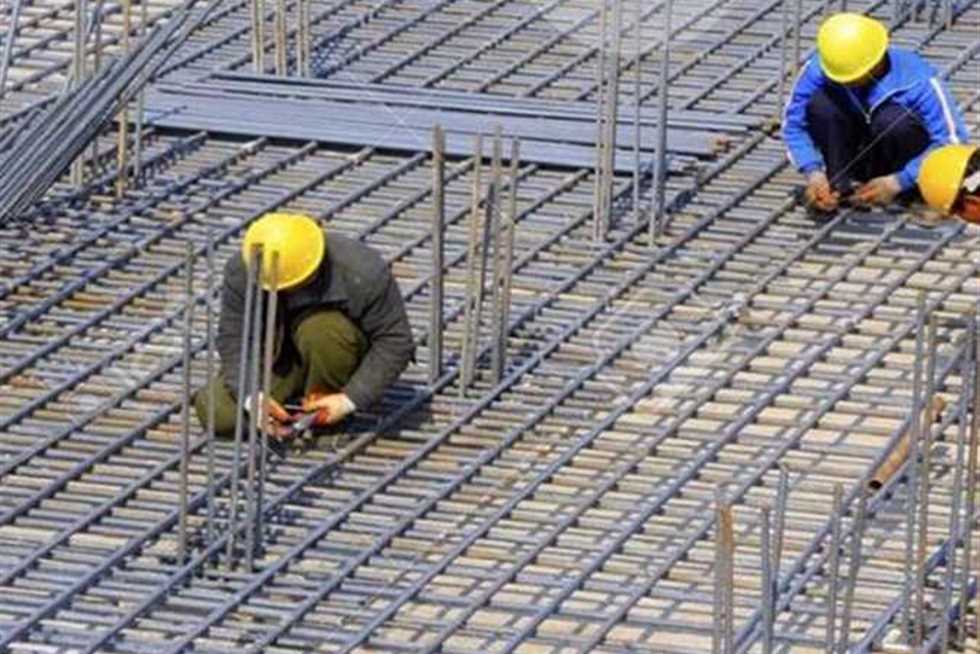 لماذا تم تثبيت أسعار الحديد رغم تراجع الدولار؟.. رئيس شعبة مواد البناء يُجيب