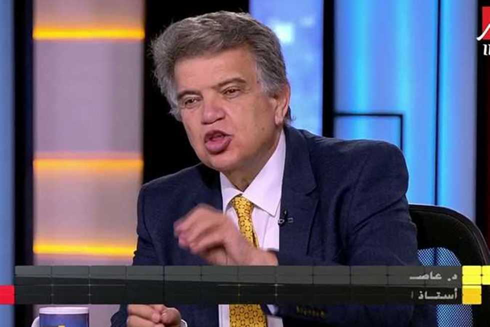 أستاذ أمراض الجلدية يحذر من الإفراط في غسل الوجه والشعر: «قد تسبب تآكل الجلد»