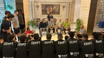 طارق محروس يزور معسكر منتخب اليد بعد تعافيه لدعم اللاعبين ببطولة العالم