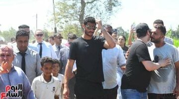وصول محمد الشناوي لكفر الشيخ لتلقي العزاء في والده
