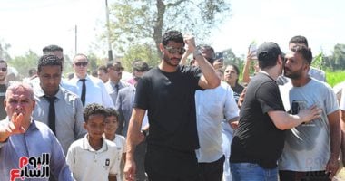 وصول محمد الشناوي لكفر الشيخ لتلقي العزاء في والده