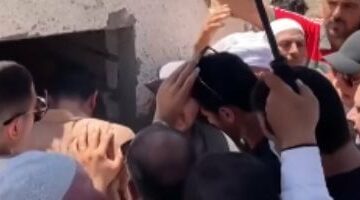 شاهد.. محمد الشناوى يلقى النظرة الأخيرة على جثمان والده