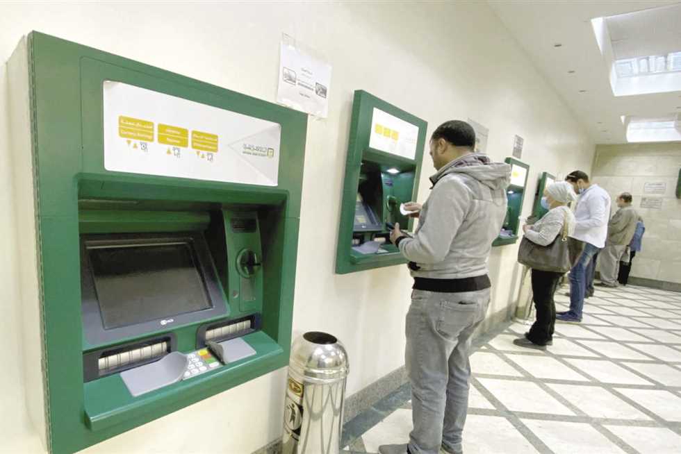 كم قيمة رسوم السحب من ماكينات الـ ATM للبنوك والحد الأقصى للسحب النقدي في اليوم؟