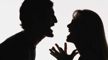 «4 آلاف مش كفاية».. زوجة في دعوى نفقة: «بيقبض بالدولار وبيحول كل فلوسه لأمه»