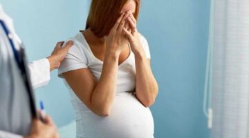 تجاعيد حادة وتضخم في الأذنين والأنف.. امرأة تتعرض لتشوه بسبب الحمل (صور)