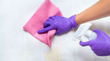 وداعًا للعناء والتكاليف.. طريقة تنظيف الستائر بمكون واحد من مطبخك