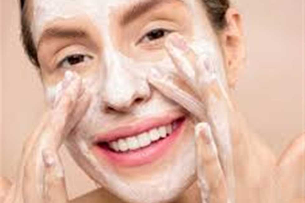 طبيب يحذر من عادات خاطئة في غسيل الشعر والبشرة