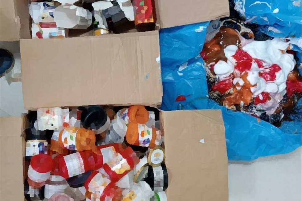 ضبط أدوات كهربائية ومستحضرات تجميل مجهولة المصدر في حملات بالإسكندرية