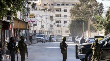 إعلام فلسطيني: قوات الاحتلال تقتحم قرية بالضفة الغربية وتداهم بيوت الفلسطينيين