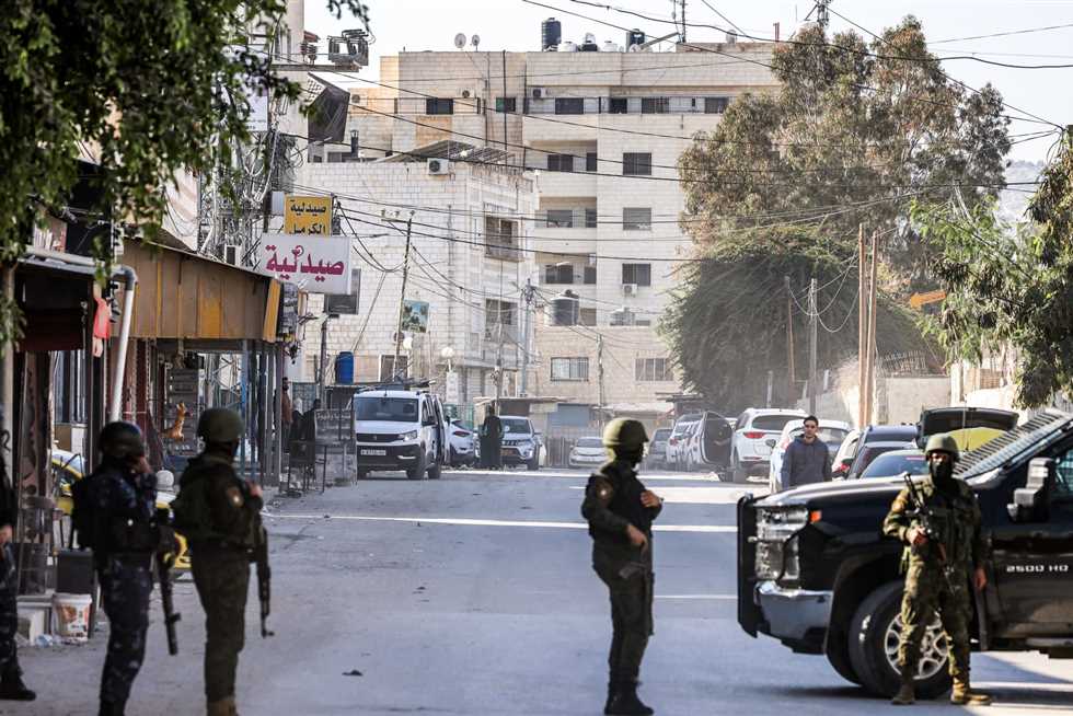 إعلام فلسطيني: قوات الاحتلال تقتحم قرية بالضفة الغربية وتداهم بيوت الفلسطينيين