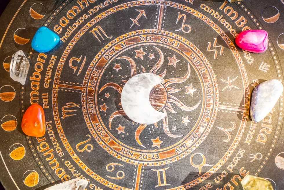 بمشتريات لا يستطيع مقاومتها.. اكتشف نقطة ضعف برجك (الأسد عاشق الأزياء والثور الطعام الفاخر)