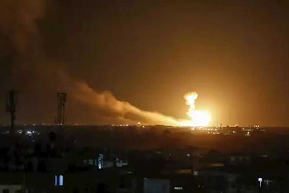 إعلام فلسطيني: طائرات الاحتلال تشن غارة على محيط مستشفى الكرامة غربي قطاع غزة