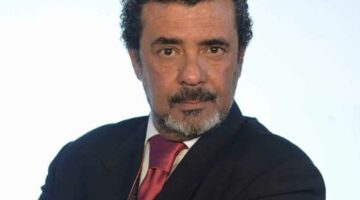 شريف خير الله ينجو من الغرق ويعلق: «موجة قلبتني وربنا أنقذني»