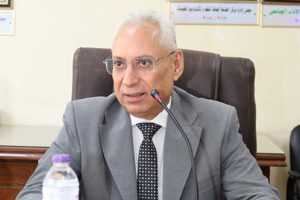 رئيس جامعة المنيا يترأس لجنة اختيار عميد كلية الآداب