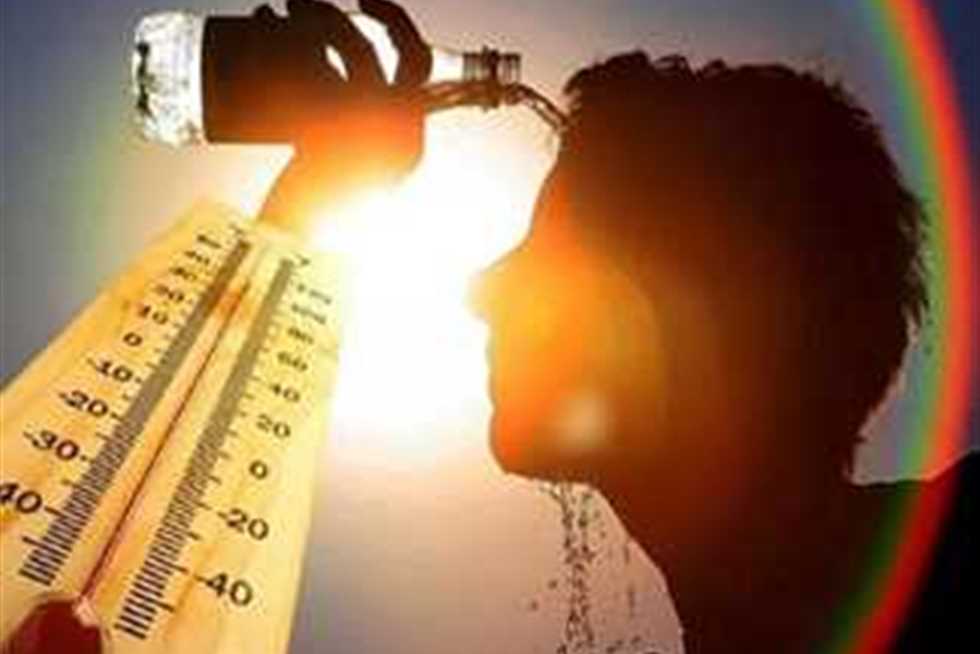 درجات الحرارة تصل 49 في الظل.. الأرصاد تحذر من ترك الولاعات والعطور في السيارات (فيديو)