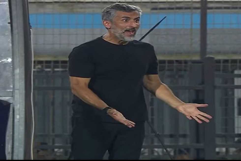 ريبيرو ينفعل على أفشة خلال مباراة الأهلي ومودرن سبورت بالدوري
