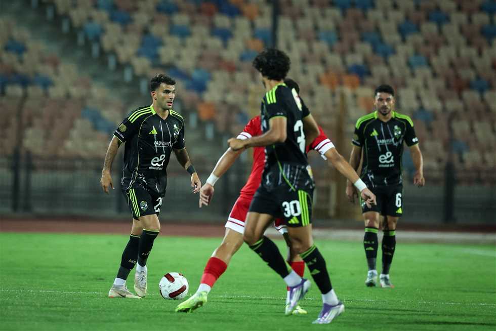 «مبيعرفش يعمل أوفر!».. بيبو يدافع عن نجم النادي الأهلي (فيديو)