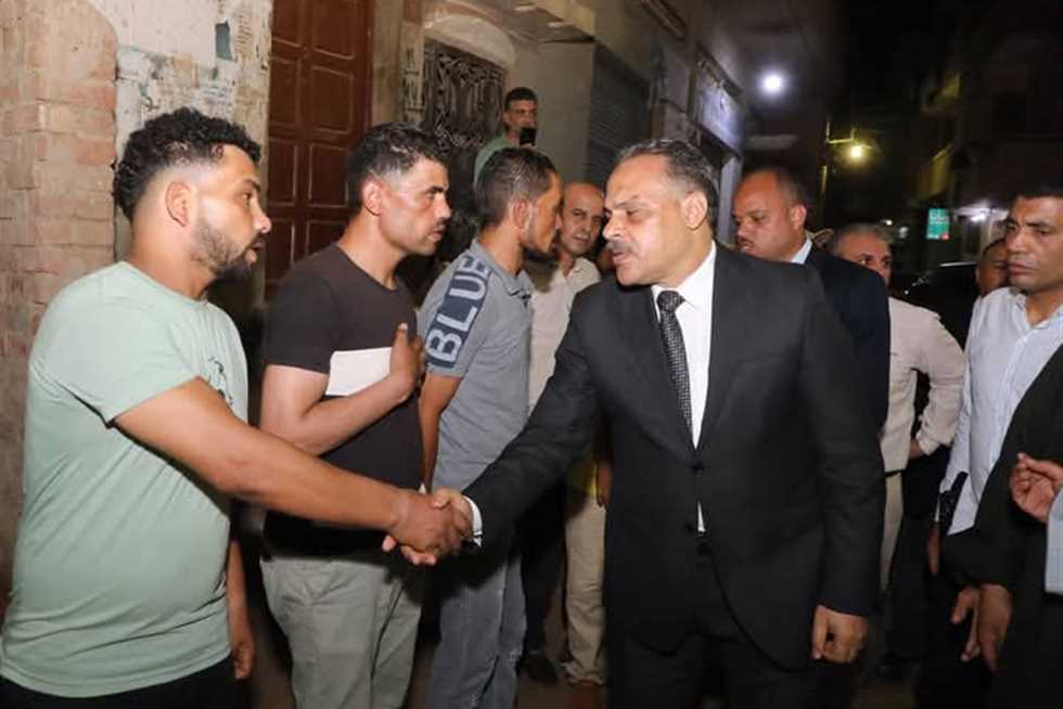 محافظ الشرقية يؤدي واجب العزاء في عامل النظافة ويوجه بإعانة مالية والتعاقد مع أبنائه (صور)